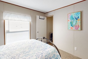 2 bedrooms, iron/ironing board, WiFi, bed sheets - Waterfront home with amazing yard, firepit, grill, putting green, AC, & W/D (Weeki Wachee)