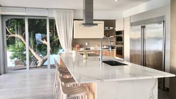 Jääkaappi, mikroaaltouuni, uuni, liesi