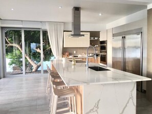 Frigorífic, microones, forn i placa de cuina 