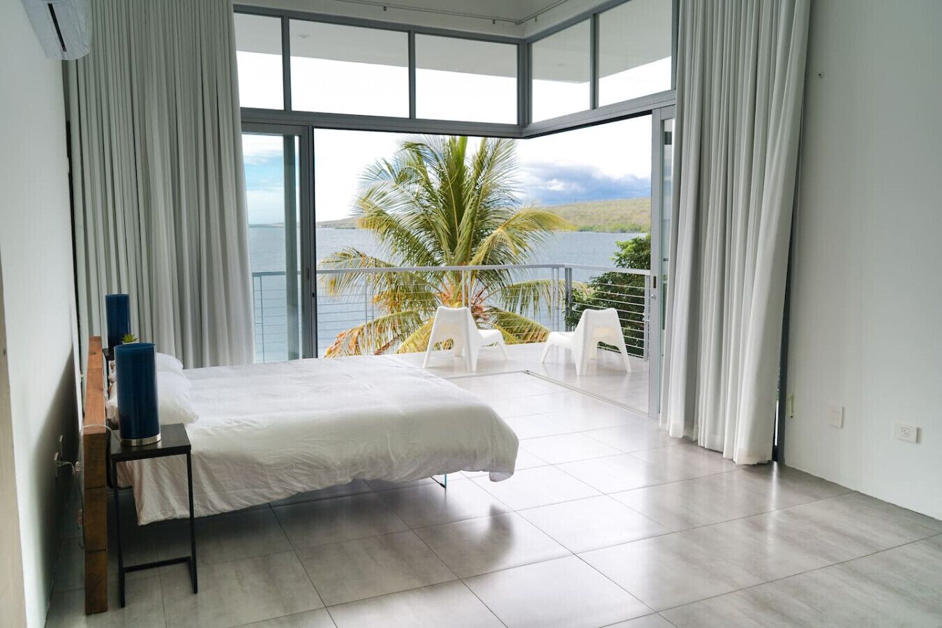 5 chambres, bureau, fer et planche à repasser, lit parapluie