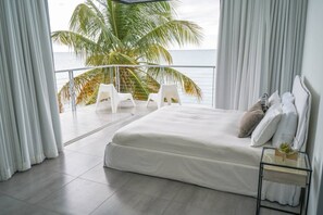 Escriptori, planxa i posts de planxar, un bressol de viatge i wifi 