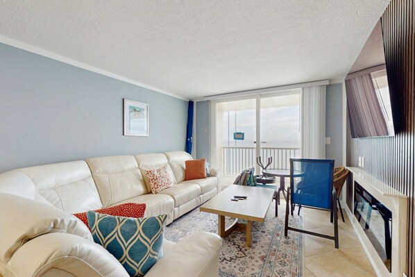 Televisión, chimenea y oficina 