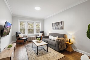 Apartment, 2 Schlafzimmer, Nichtraucher | Wohnbereich | 55-Zoll-Fernseher mit Digitalempfang, Streaming-Dienste