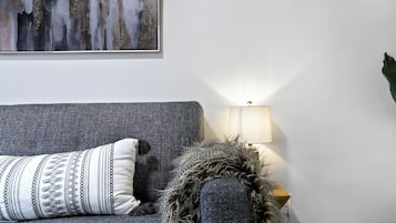 Apartament, 2 dormitoris, no fumadors | Sala d'estar | Televisor de 55 polzades amb canals digitals i serveis de streaming