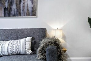 Apartament, 2 dormitoris, no fumadors | Sala d'estar | Televisor de 55 polzades amb canals digitals i serveis de streaming 