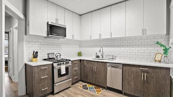 Apartment, 2 Bedrooms, Non Smoking | Dapur peribadi | Peti sejuk, ketuhar gelombang mikro, ketuhar, dapur