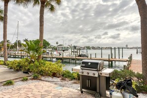 Property grounds - Third floor condo with pool access fast WiFi central AC and WD snowbirds OK (Clearwater)