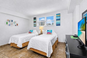 2 bedrooms, desk, iron/ironing board, WiFi - Third floor condo with pool access fast WiFi central AC and WD snowbirds OK (Clearwater)