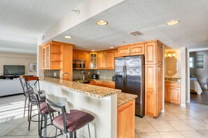 Fridge, microwave, oven, stovetop - Third floor condo with pool access fast WiFi central AC and WD snowbirds OK (Clearwater)