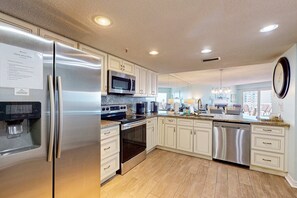 Kjøleskap, mikrobølgeovn, ovn og kokeplater