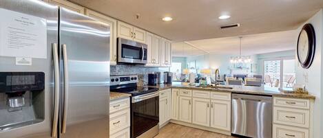 Refrigerador, microondas, horno y parrilla de estufa