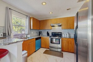 Kjøleskap, mikrobølgeovn, ovn og kokeplater