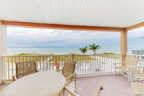 Property grounds - Oceanfront condo with WiFi pool and views walk to dining and attractions (Indian Rocks Beach)