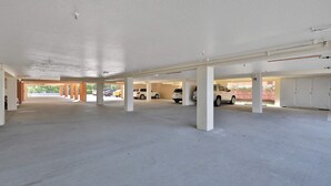 Eine leere Tiefgarage mit Betonpfeilern und ebener Decke.