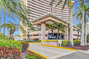 Exterior - Luxe penthouse with balcony sweeping views heated pool spa hot tub and gym (Clearwater)