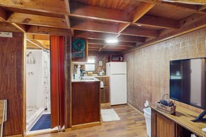 Kjøleskap, mikrobølgeovn, kaffetrakter/tekoker og brødrister