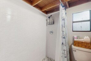 Shower, hair dryer, towels, shampoo - In the heart of Tampa rustic and convenient with AC WIFI and close to stadiums (Tampa)