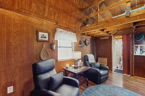Interior - In the heart of Tampa rustic and convenient with AC WIFI and close to stadiums (Tampa)