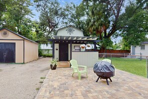 Property grounds - In the heart of Tampa rustic and convenient with AC WIFI and close to stadiums (Tampa)