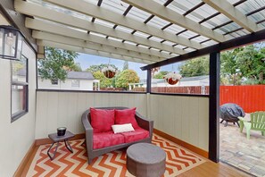 Terrace/patio - In the heart of Tampa rustic and convenient with AC WIFI and close to stadiums (Tampa)