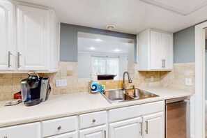 Kjøleskap, mikrobølgeovn, ovn og kokeplater