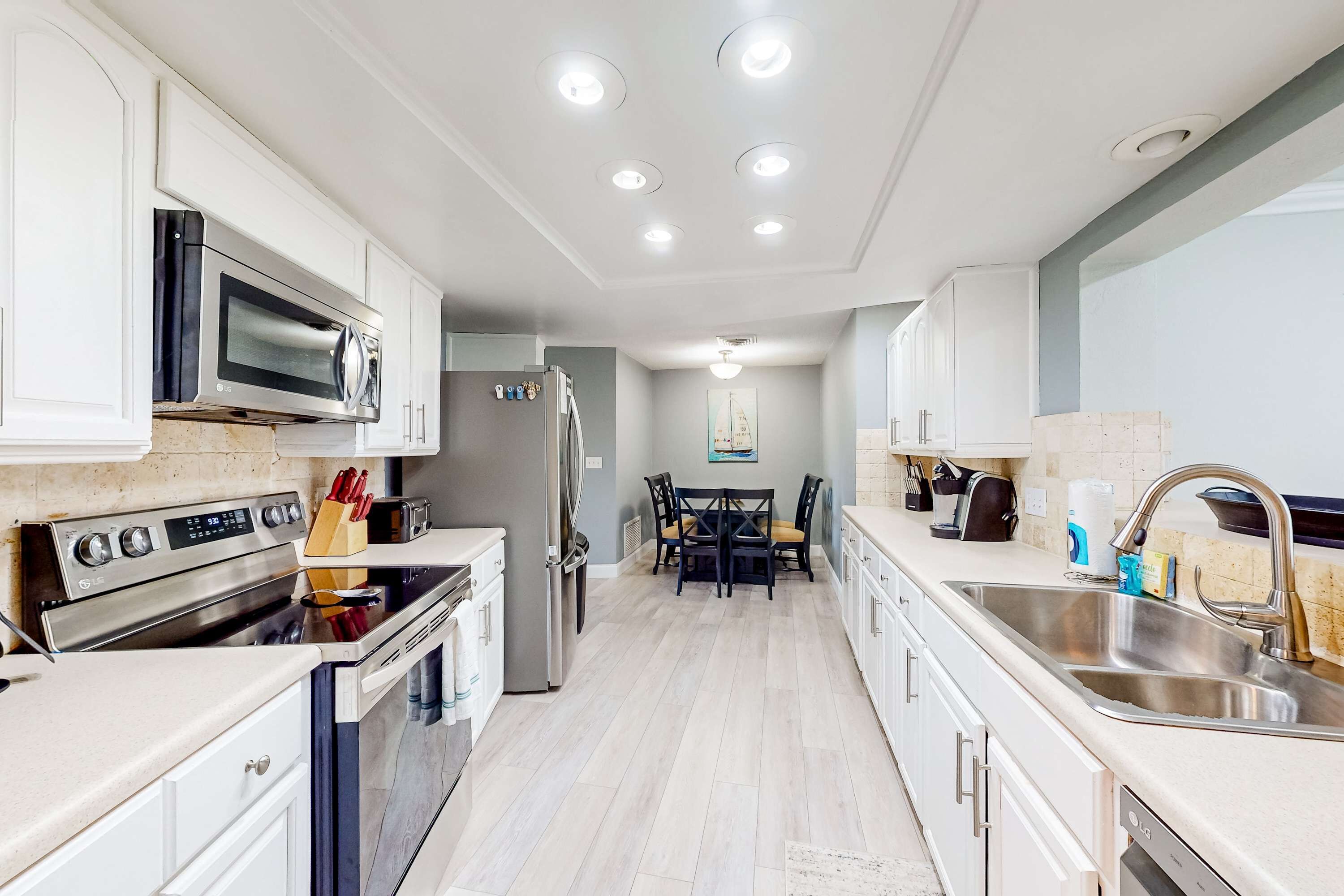 Réfrigérateur, micro-ondes, four, plaque de cuisson