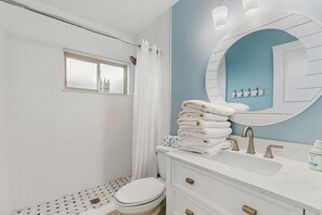 Douche, serviettes fournies, shampoing