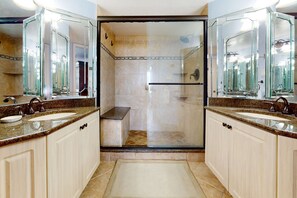 Dusche, Haartrockner, Handtücher, Shampoo