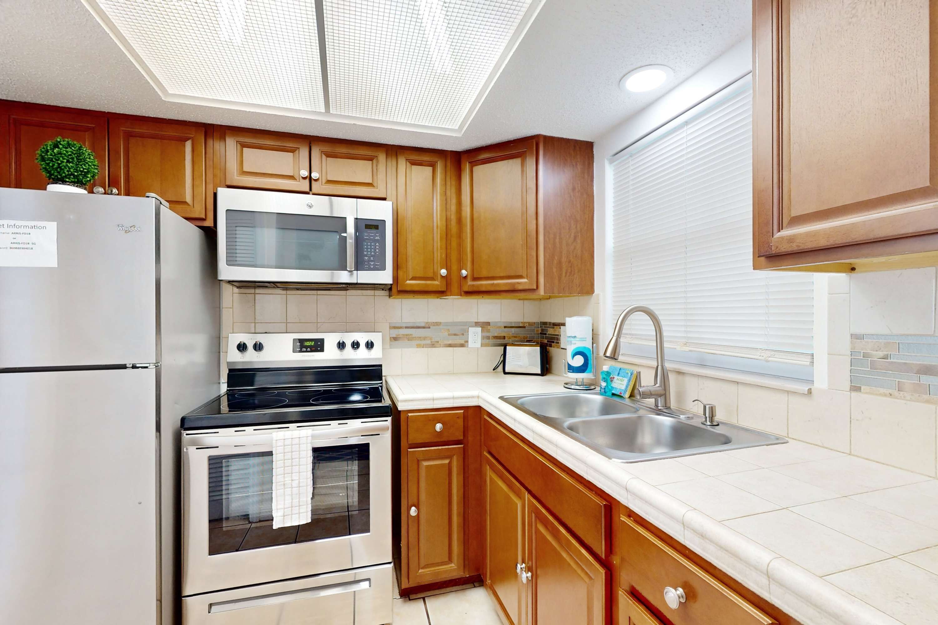 Refrigerador, microondas, horno y parrilla de estufa 