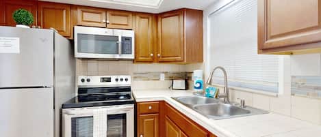 Refrigerador, microondas, horno y parrilla de estufa