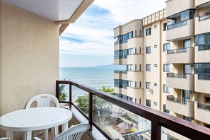Basic Apartment | Property grounds - Apartments in a Beachfront Building at Meia Praia, Itapema - Evbs (Itapema)