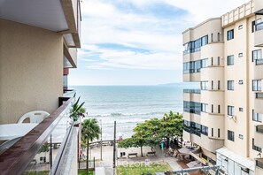 Property grounds - Apartments in a Beachfront Building at Meia Praia, Itapema - Evbs (Itapema)
