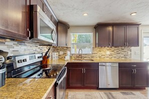 Kjøleskap, mikrobølgeovn, ovn og kokeplater