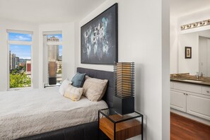 2 slaapkamers, een bureau, een strijkplank/strijkijzer, wifi