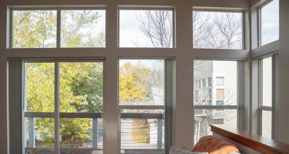 Cozy Chic Townhome Close to Hospitals & City Life