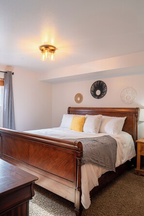 2 makuuhuonetta, työpöytä, ilmainen Wi-Fi, vuodevaatteet