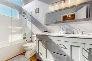 Douche, séchoir à cheveux, serviettes fournies, shampooing