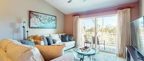 Una televisión, un reproductor de DVD, una oficina