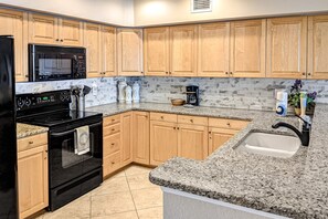 ثلاجة، ميكروويف، فرن، موقد طهي مسطح