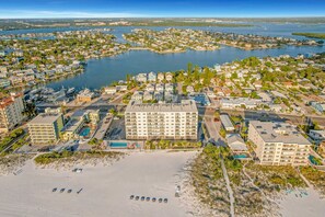 Exterior - Top floor beachfront condo with Gulf views balcony pool hot tub and bocce (Madeira Beach)