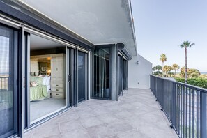 Terrace/patio - Second-floor condo with pool and tennis court, private W/D, and central AC (Clearwater)