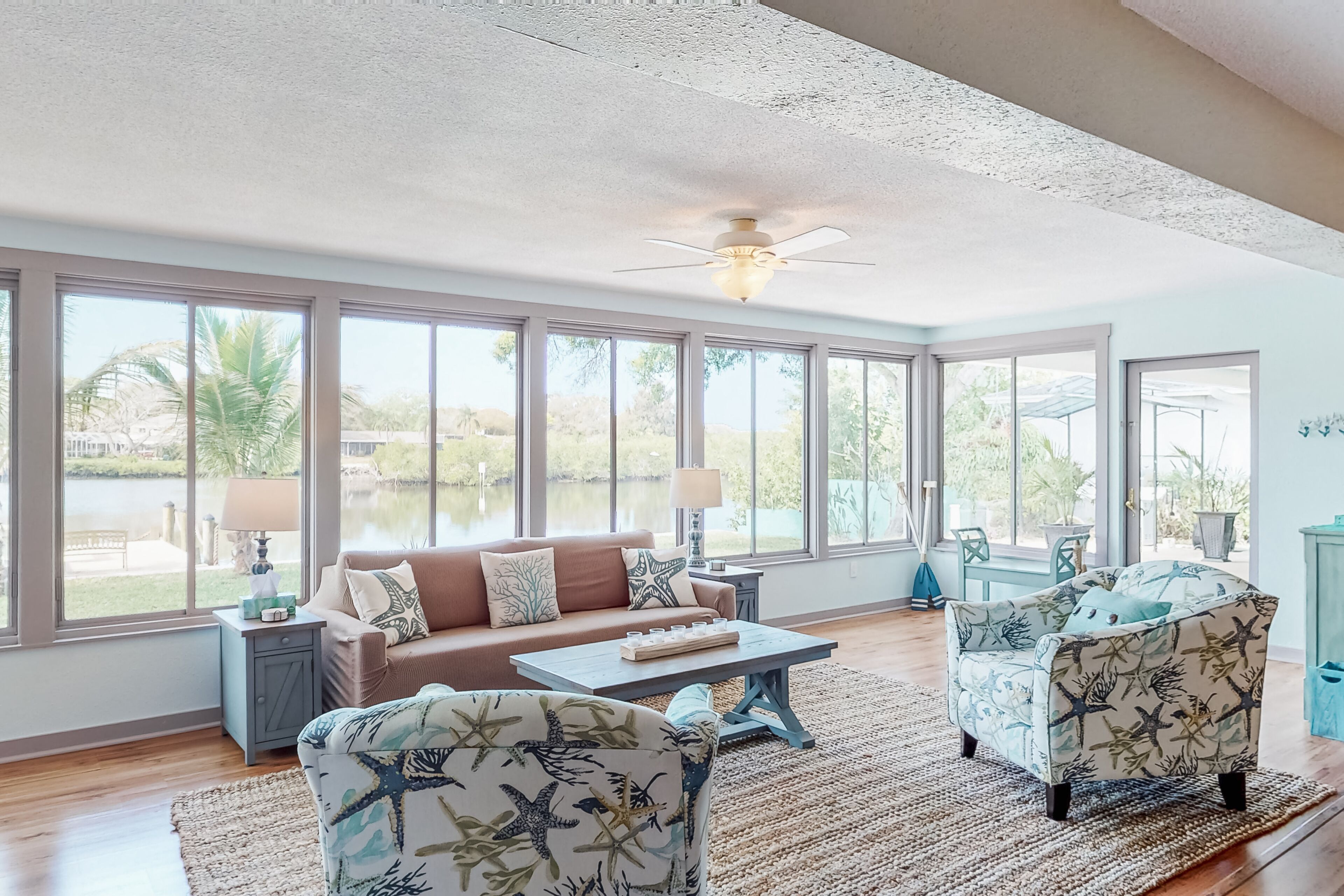 Télévision, lecteur de DVD, livres, espaces bureaux