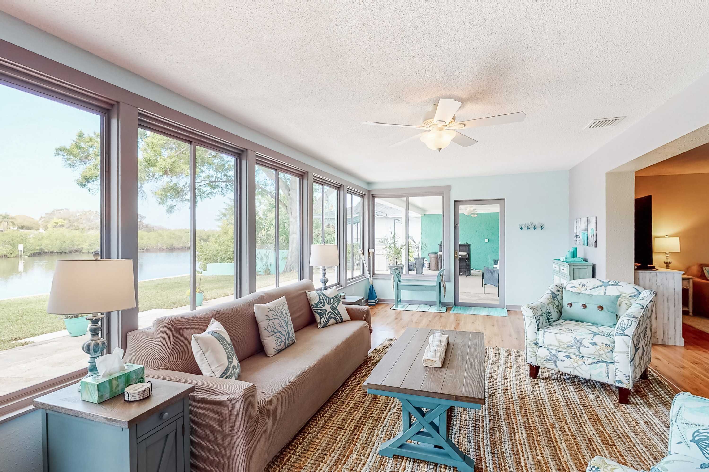 Téléviseur, lecteur de DVD, bureau