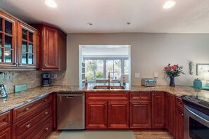 Kjøleskap, mikrobølgeovn, ovn og kokeplater