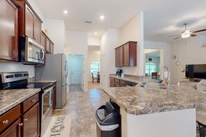 ثلاجة، ميكروويف، فرن، موقد طهي مسطح