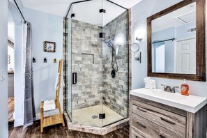Een douche, een haardroger, handdoeken, shampoo