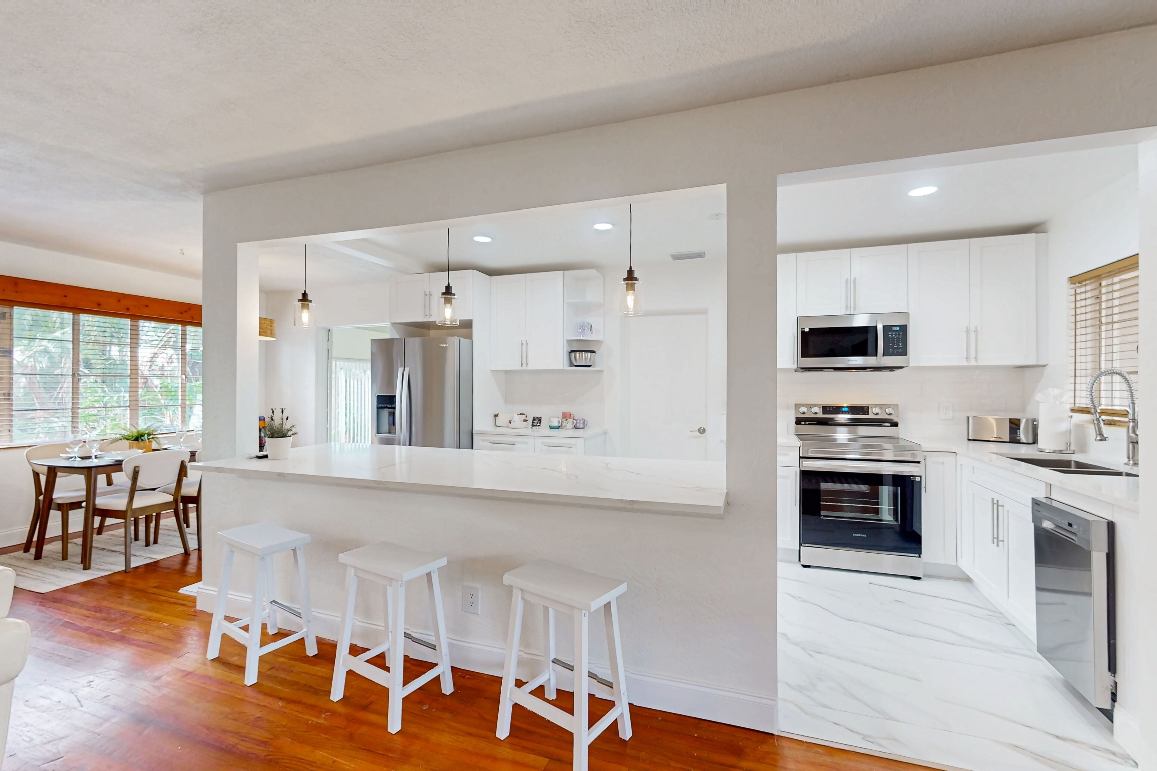 冷蔵庫、電子レンジ、オーブン、コンロ