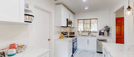 Refrigerador, microondas, horno y parrilla de estufa