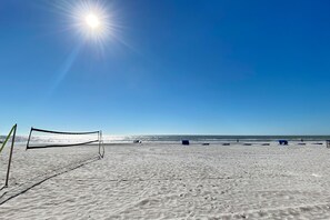 On the beach - Corner beach condo with Gulf views, beachside Pool & Hot tub (Indian Shores)