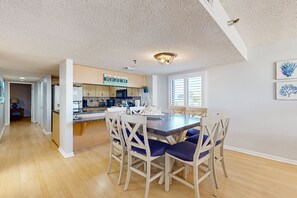 Dining - Corner beach condo with Gulf views, beachside Pool & Hot tub (Indian Shores)